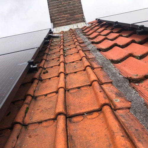 Hellend dak Bunde met oude dakpannen